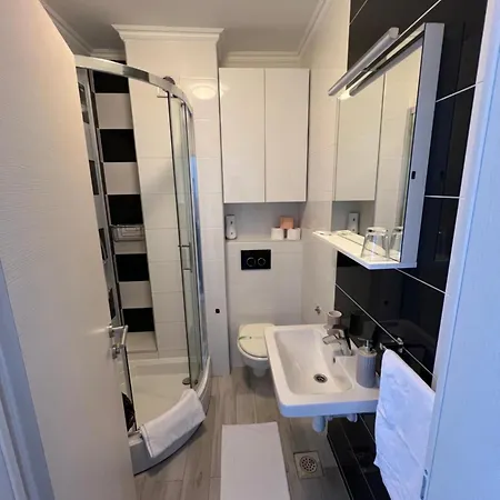 Just Steps To Sea Apartman Makarska