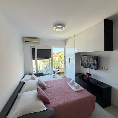 Just Steps To Sea Apartman Makarska